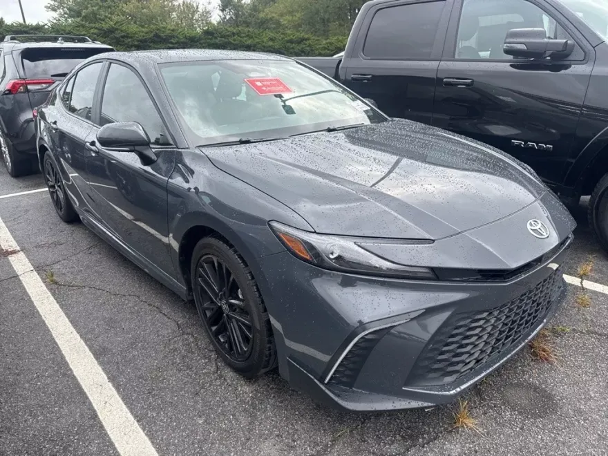 2025 Toyota Camry SE photo 1