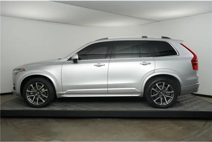 2019 Volvo XC90 T6 Momentum Sport photo 1