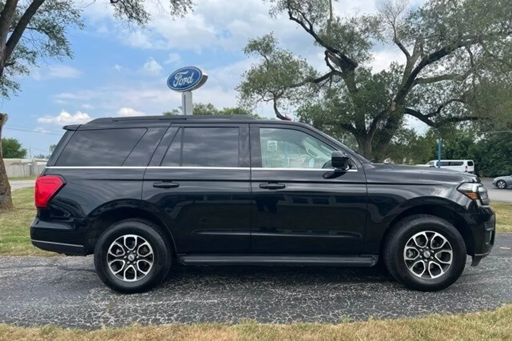 2024 Ford Expedition XLT photo 1