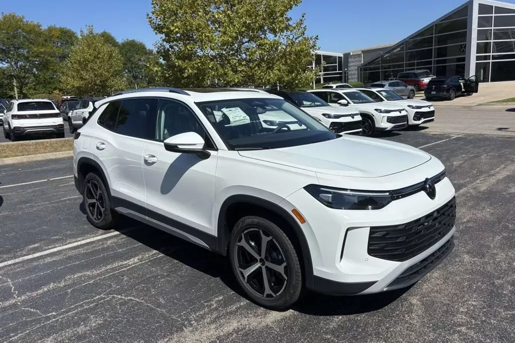 2025 Volkswagen Tiguan SE photo 1