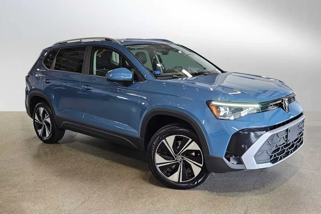 2025 Volkswagen Taos SE photo 1