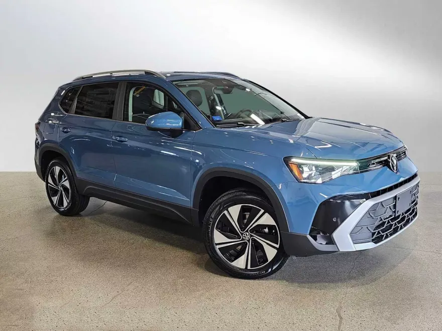 2025 Volkswagen Taos SE photo 1