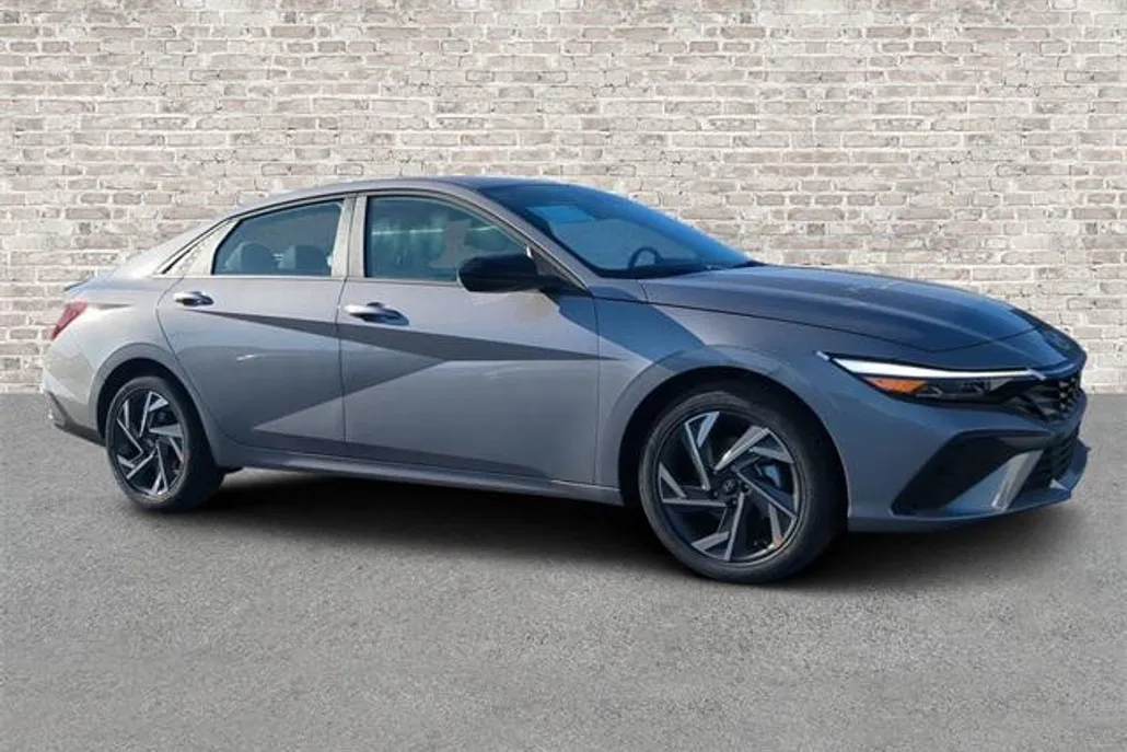 2025 Hyundai Elantra SEL Sport photo 1