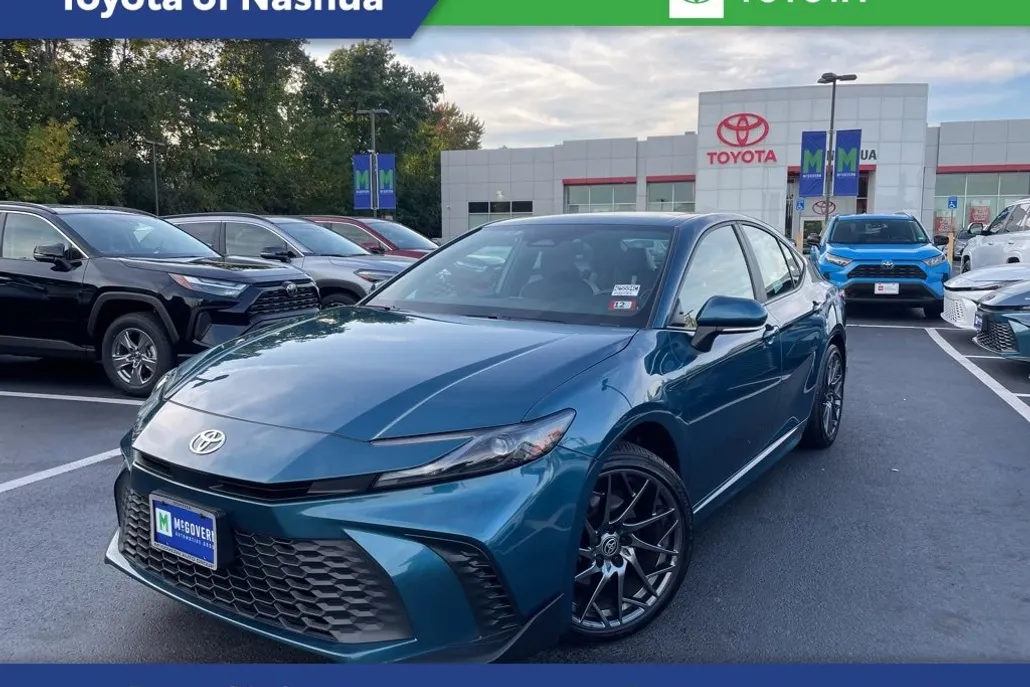 2025 Toyota Camry SE photo 1
