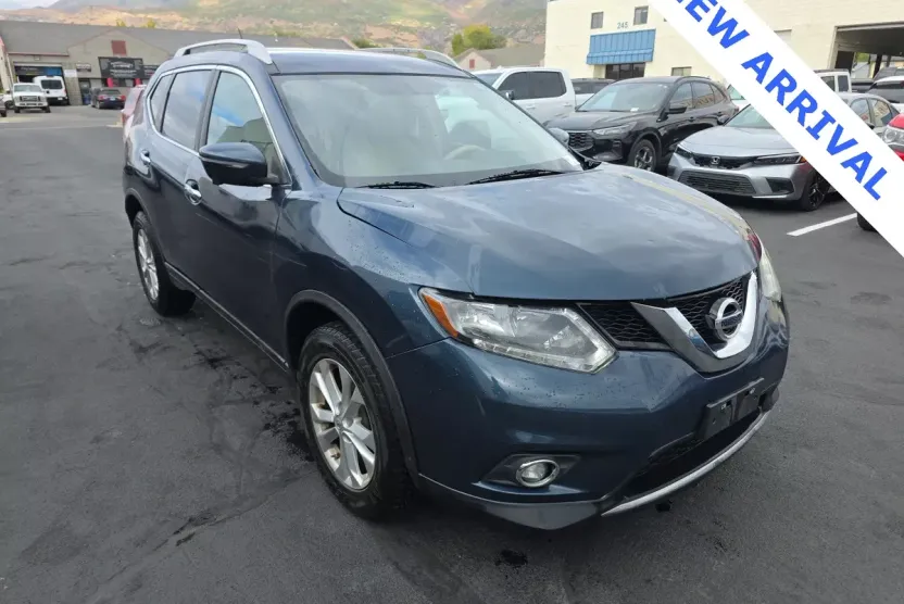 2015 Nissan Rogue SV photo 1