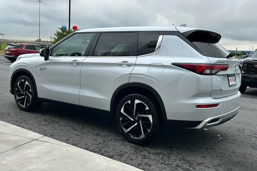 2023 Mitsubishi Outlander PHEV SE photo 1