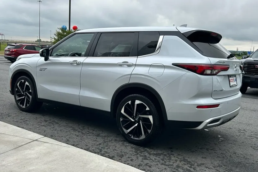 2023 Mitsubishi Outlander PHEV SE photo 1