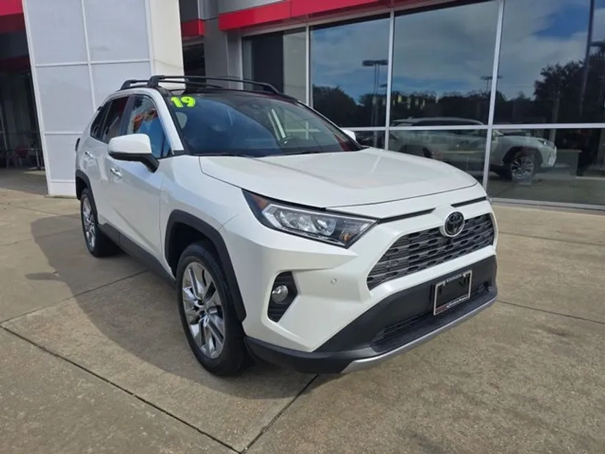2019 Toyota RAV4 Limited photo 1