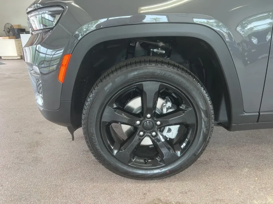2025 Jeep Grand Cherokee Limited photo 1