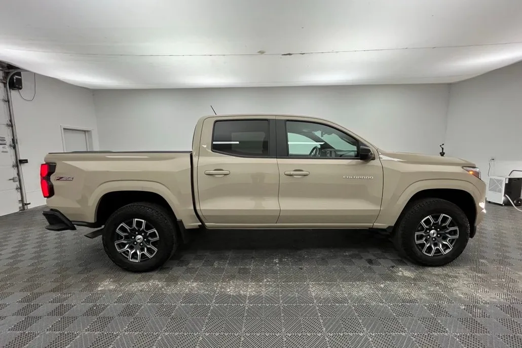 2024 Chevrolet Colorado Z71 photo 1
