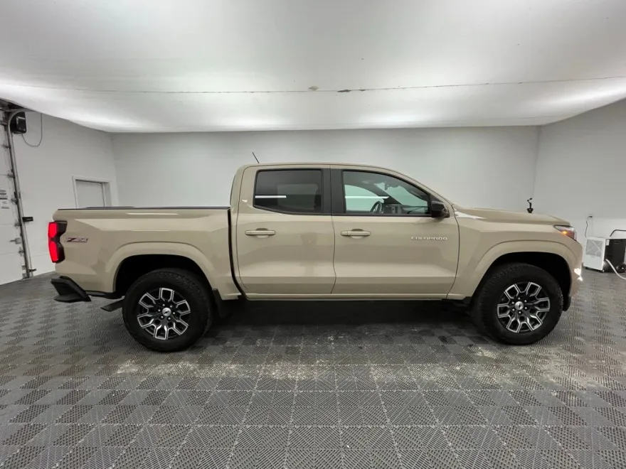 2024 Chevrolet Colorado Z71 photo 1