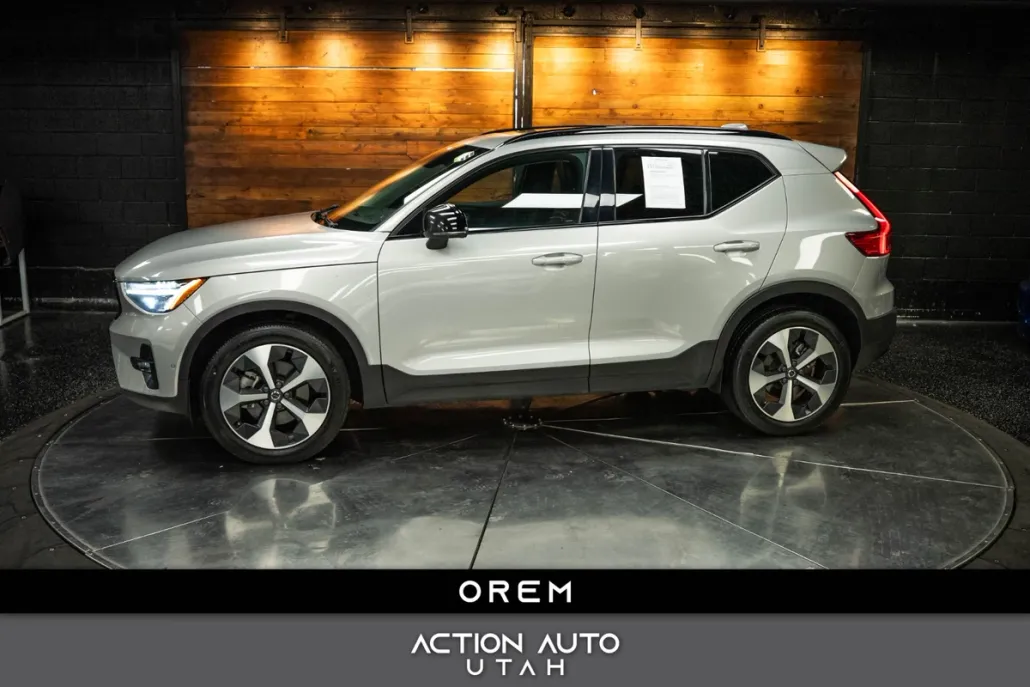 2023 Volvo XC40 Ultimate photo 1