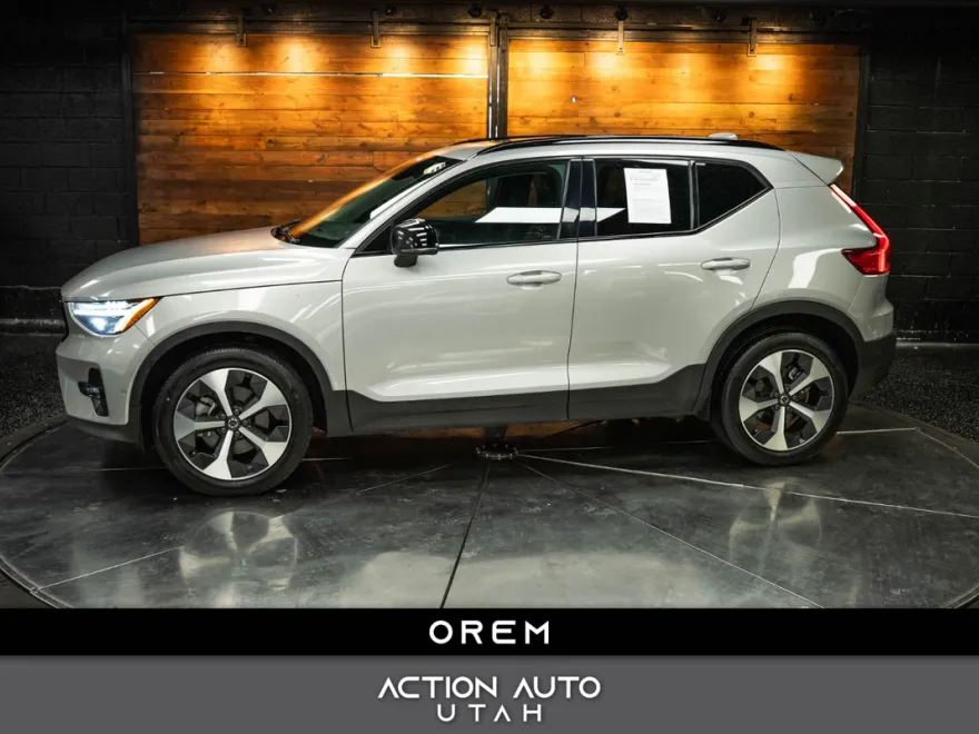 2023 Volvo XC40 Ultimate photo 1