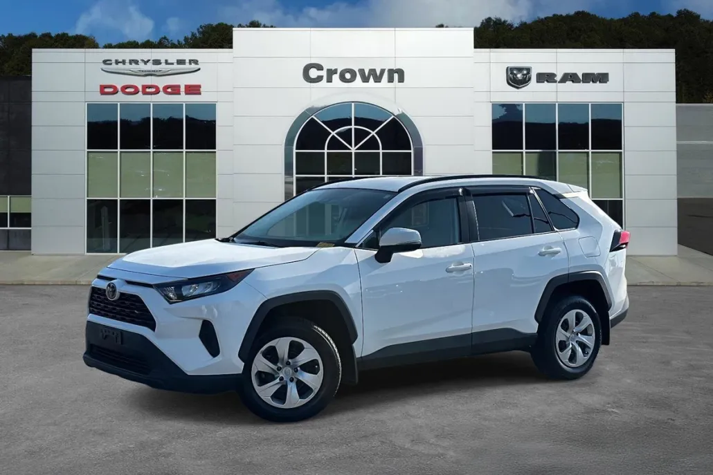 2021 Toyota RAV4 LE photo 1