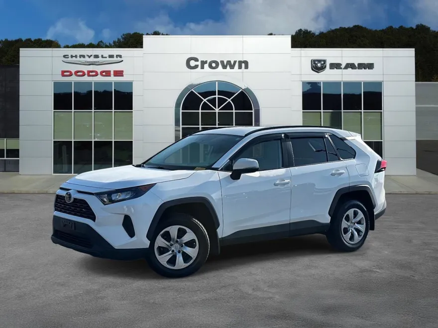 2021 Toyota RAV4 LE photo 1