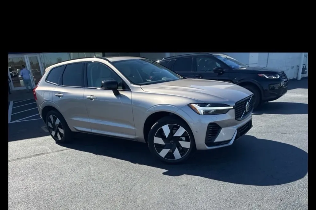 2025 Volvo XC60 Hybrid T8 Plus photo 1
