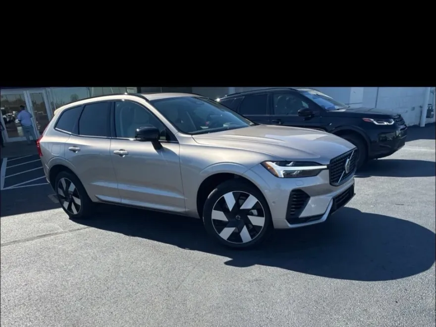 2025 Volvo XC60 Hybrid T8 Plus photo 1