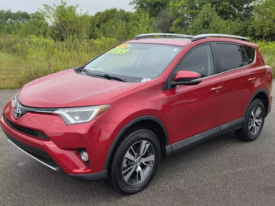 2016 Toyota RAV4 XLE photo 1