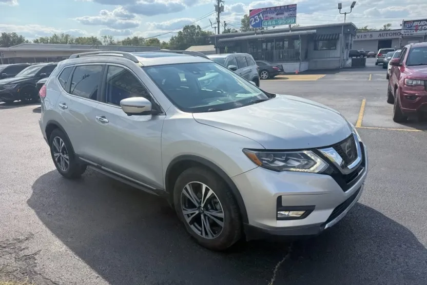 2017 Nissan Rogue SL photo 1