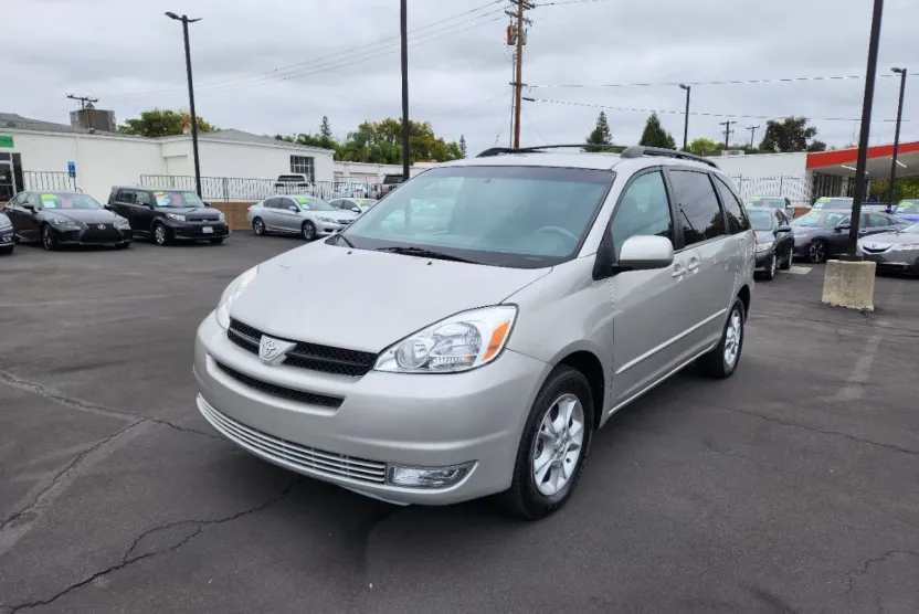 2004 Toyota Sienna XLE Limited photo 1