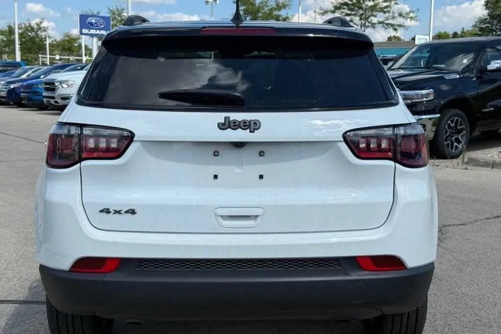 2024 Jeep Compass Latitude photo 1