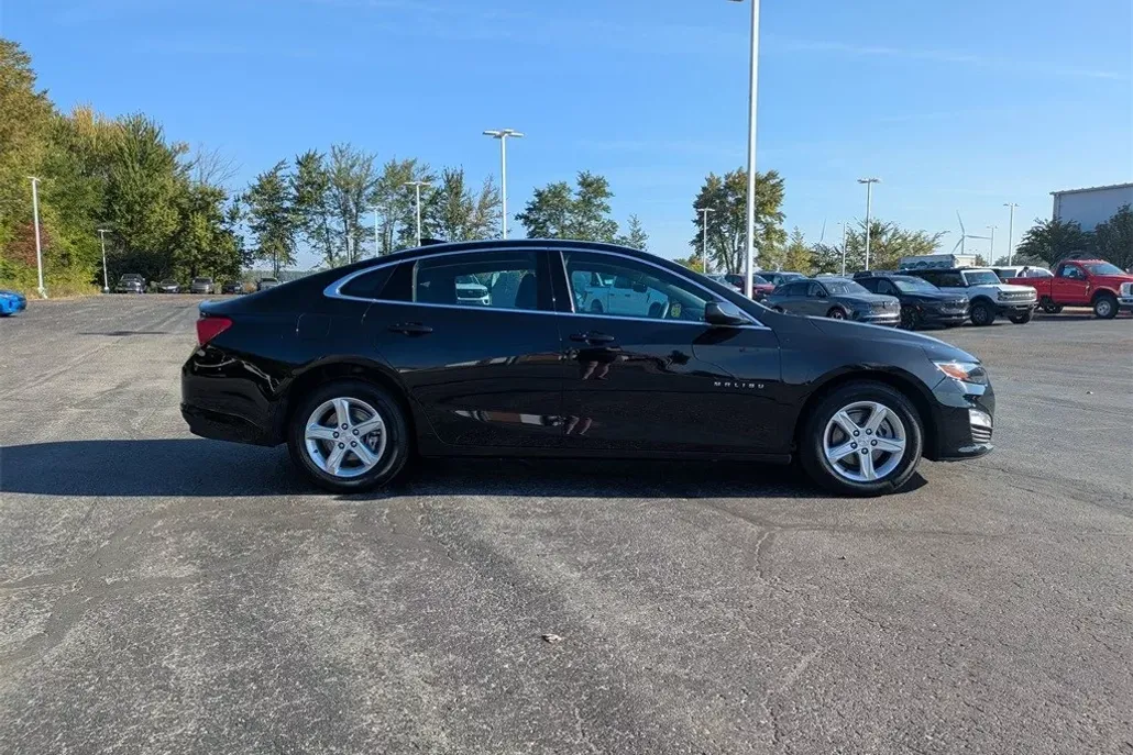 2024 Chevrolet Malibu 1LT photo 1