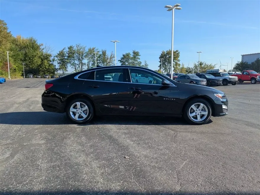 2024 Chevrolet Malibu 1LT photo 1