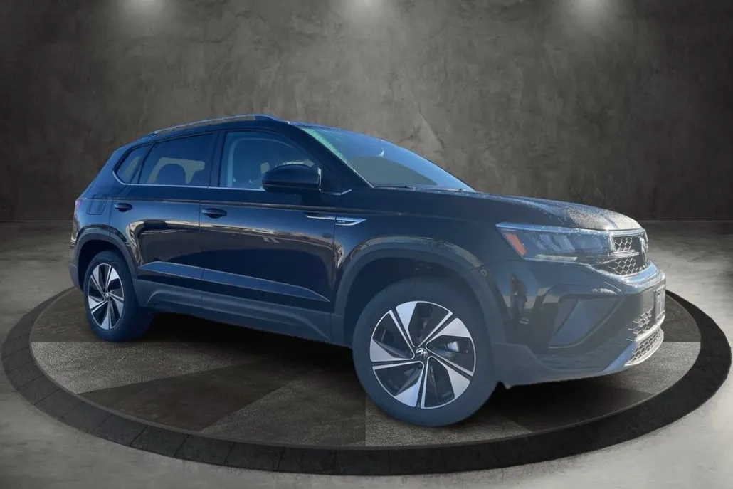 2024 Volkswagen Taos SE photo 1