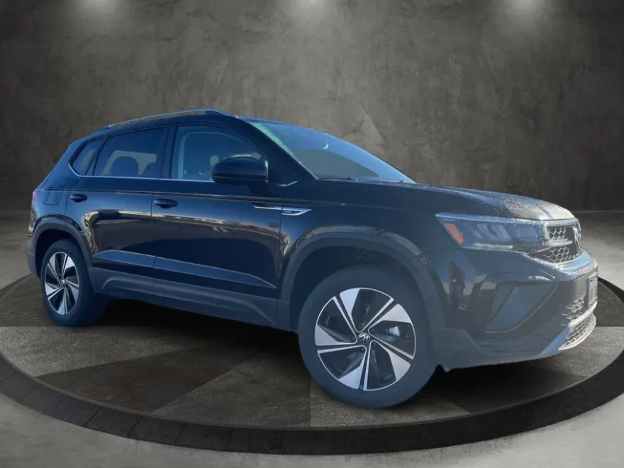 2024 Volkswagen Taos SE photo 1