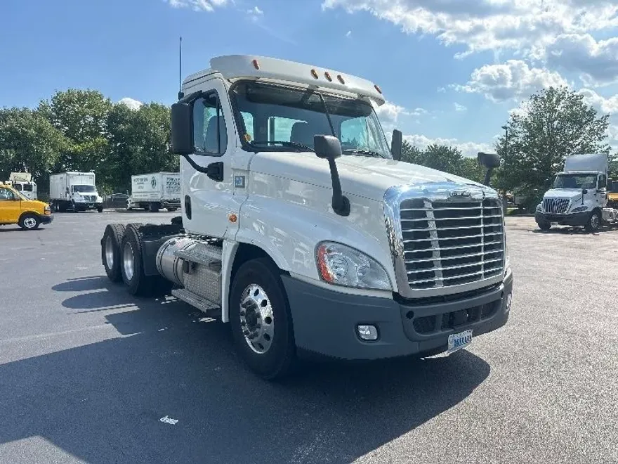 2020 Freightliner Cascadia 125" Sleeper Cab photo 1