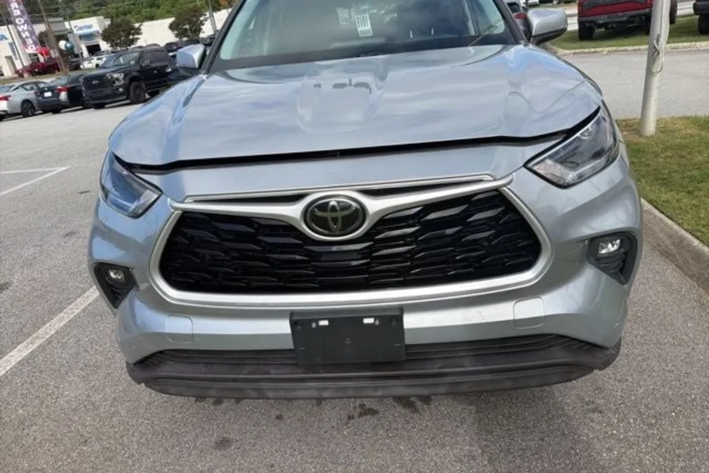 2021 Toyota Highlander XLE photo 1