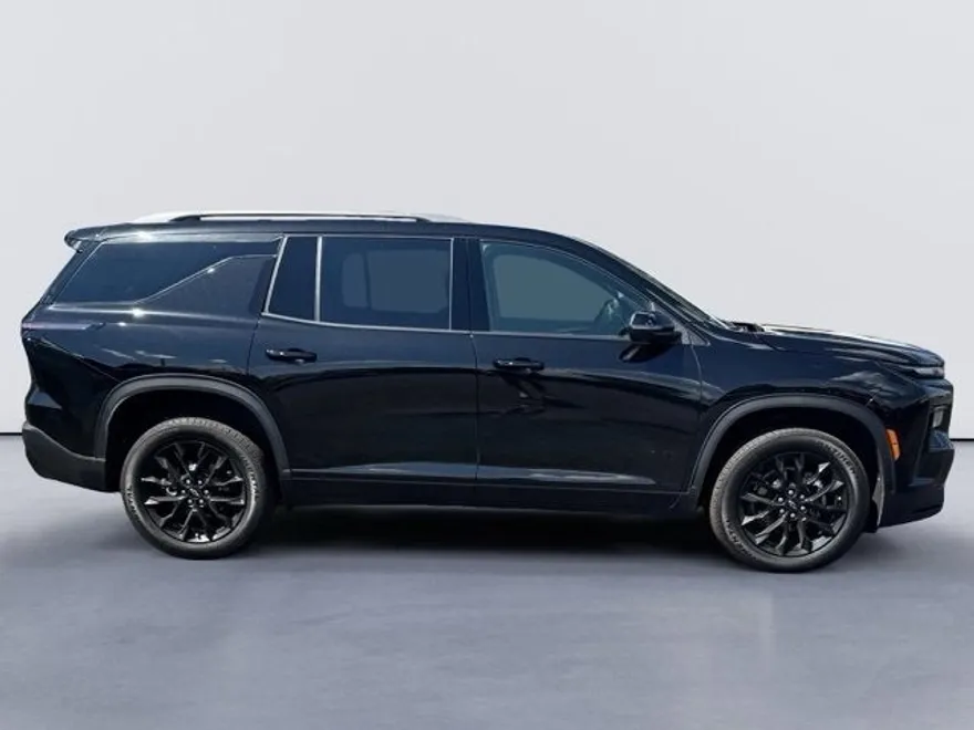 2024 Chevrolet Traverse 2LT photo 1