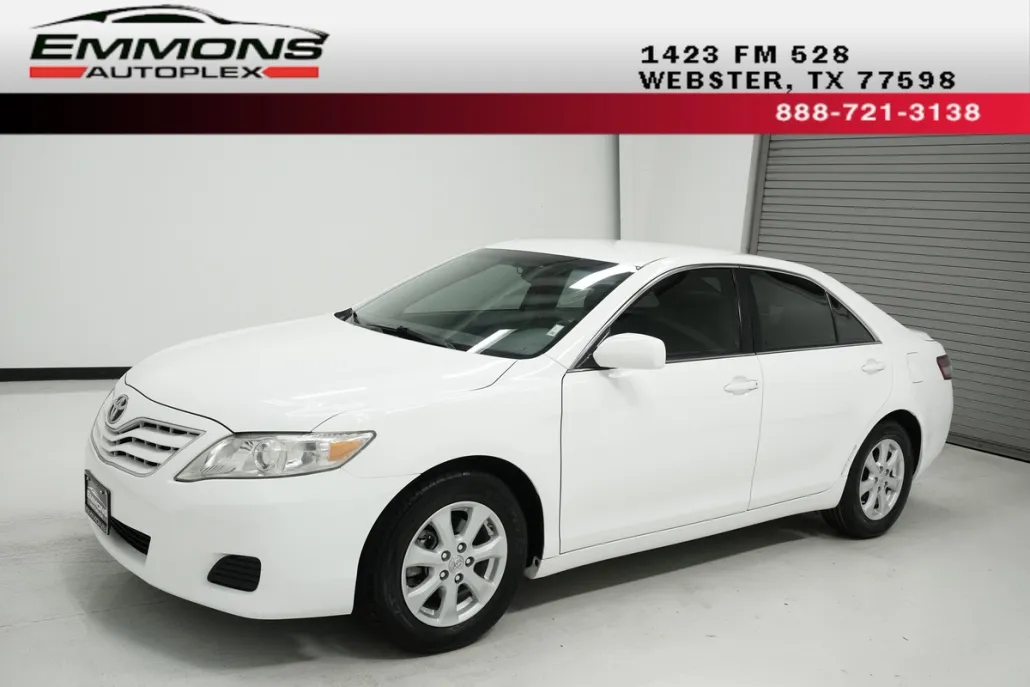 2011 Toyota Camry LE photo 1