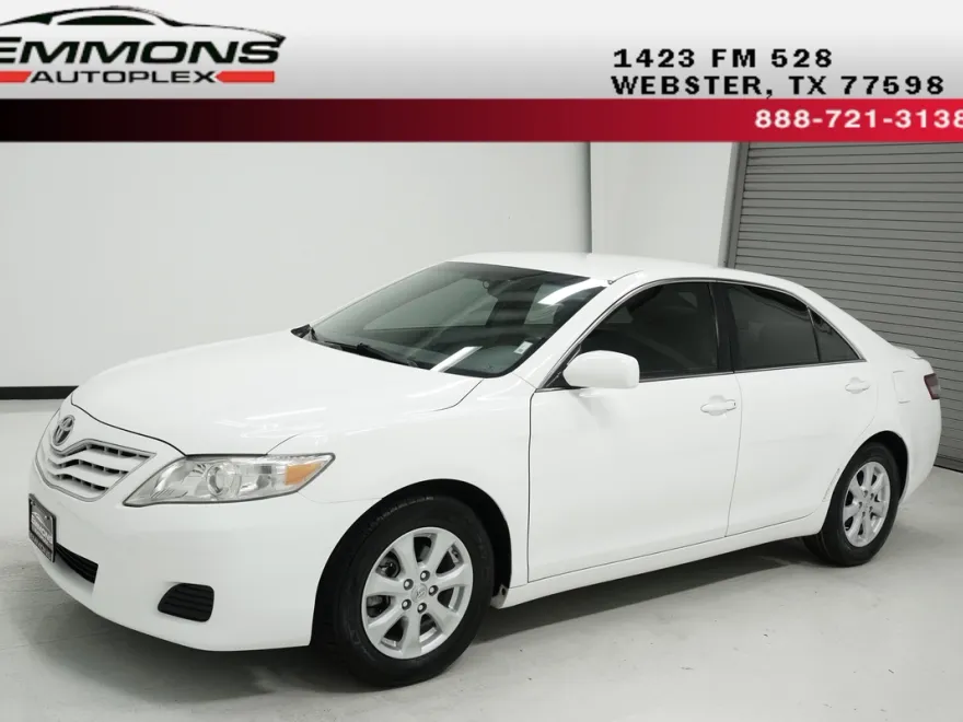 2011 Toyota Camry LE photo 1
