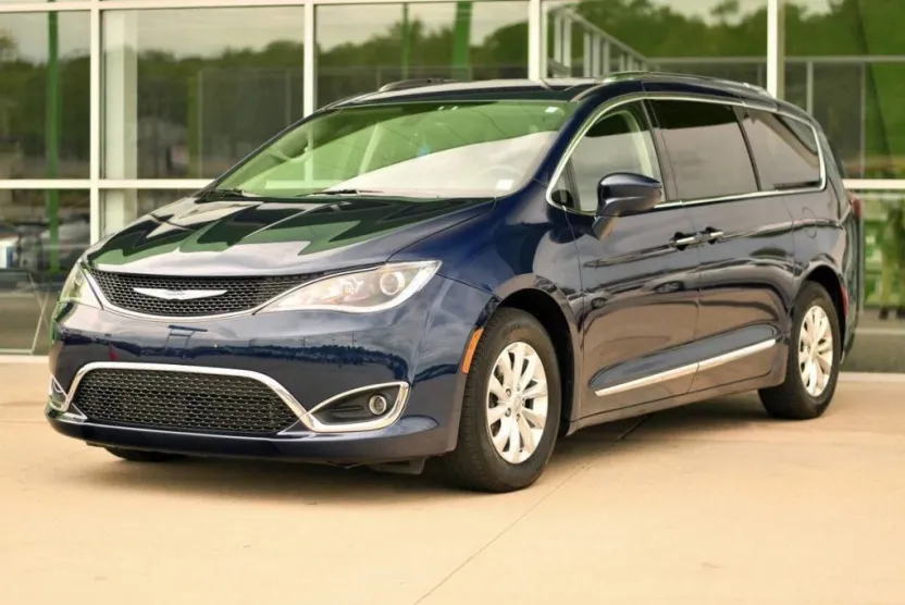 2019 Chrysler Pacifica Touring L photo 1