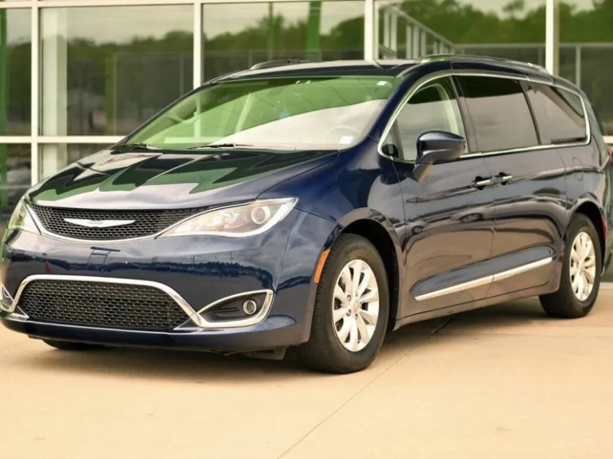 2019 Chrysler Pacifica Touring L photo 1