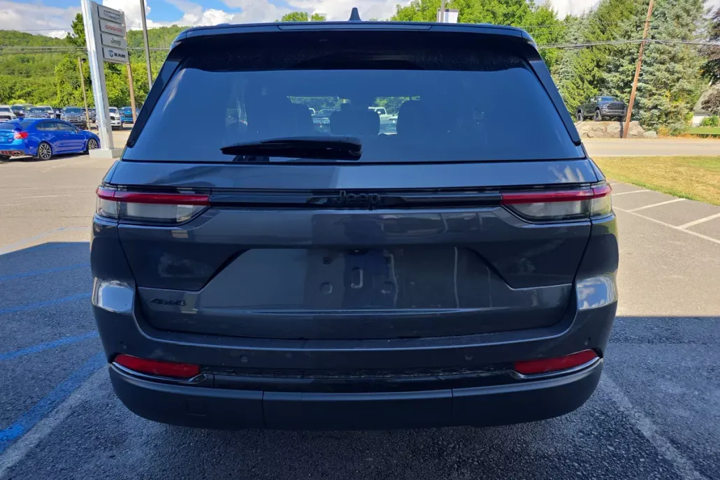 2023 Jeep Grand Cherokee Altitude photo 1