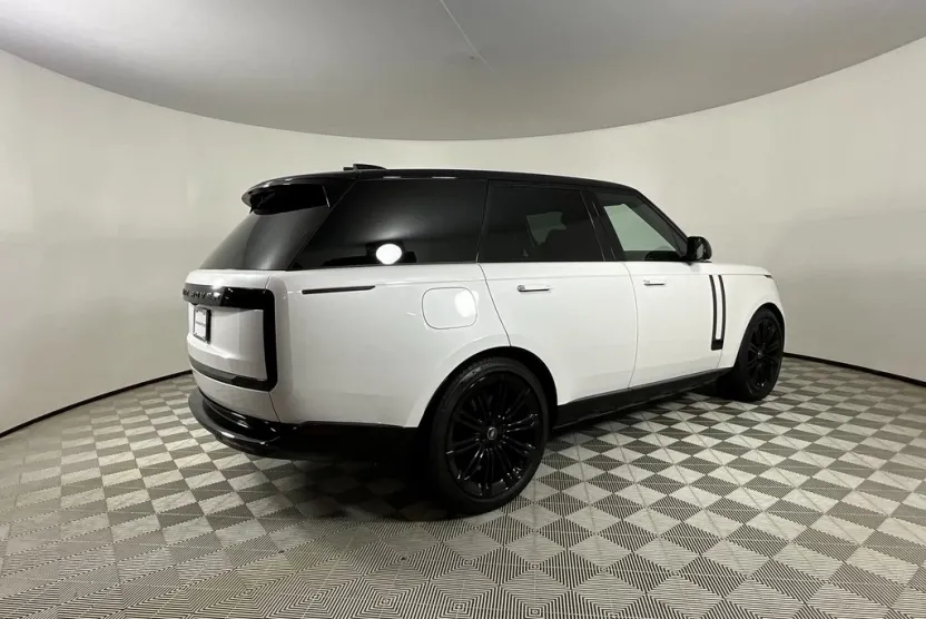 2025 Land Rover Range Rover SE photo 1