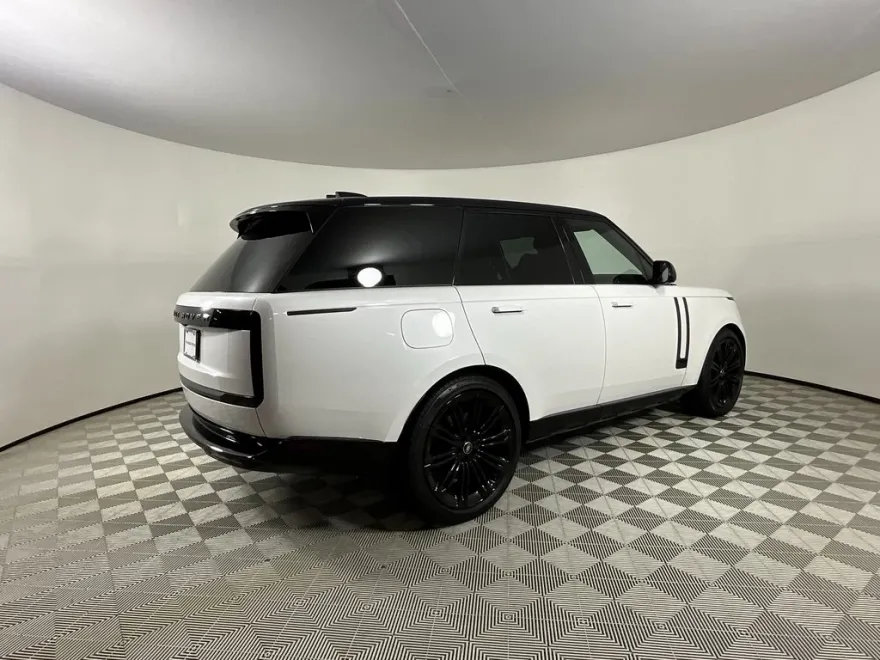 2025 Land Rover Range Rover SE photo 1