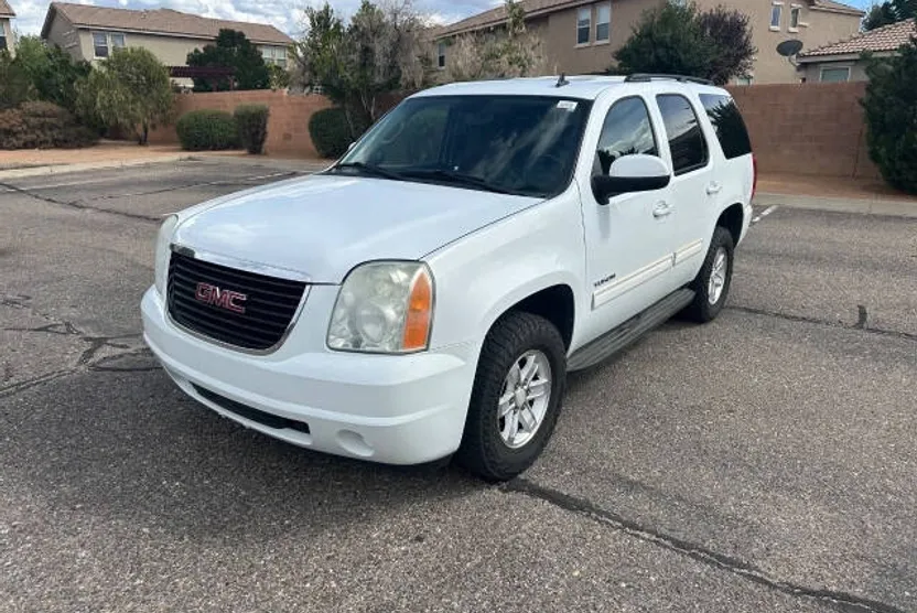 2011 Gmc Yukon SLE photo 1