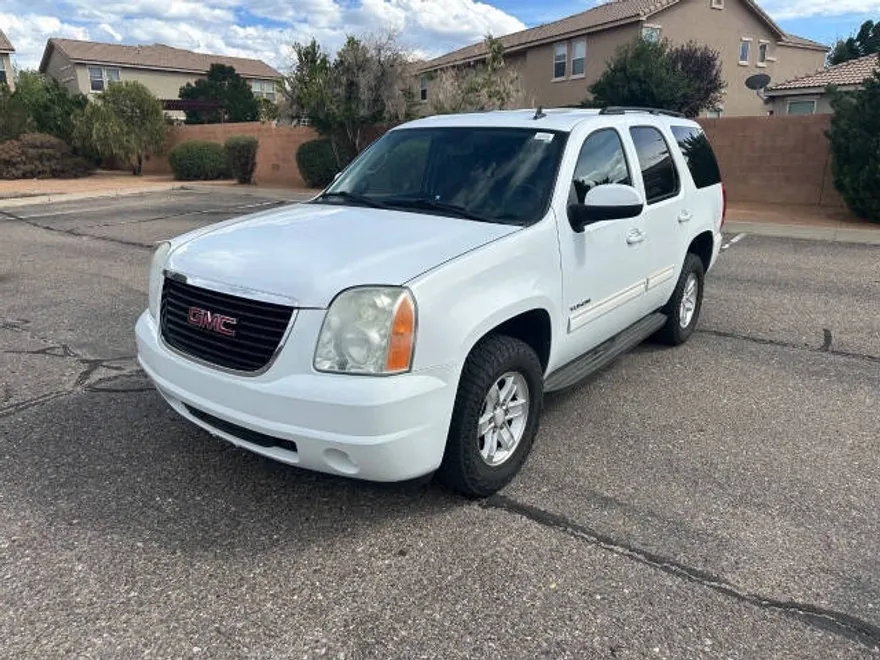 2011 Gmc Yukon SLE photo 1