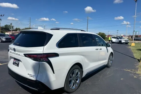 2024 Toyota Sienna Platinum photo 3