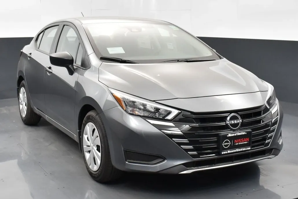 2025 Nissan Versa 1.6 S photo 1