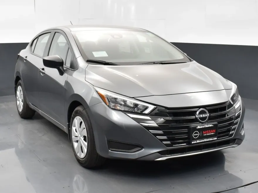 2025 Nissan Versa 1.6 S photo 1