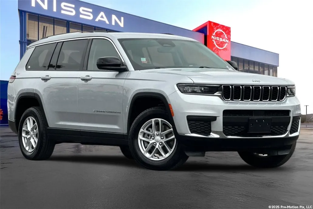 2023 Jeep Grand Cherokee Laredo photo 1