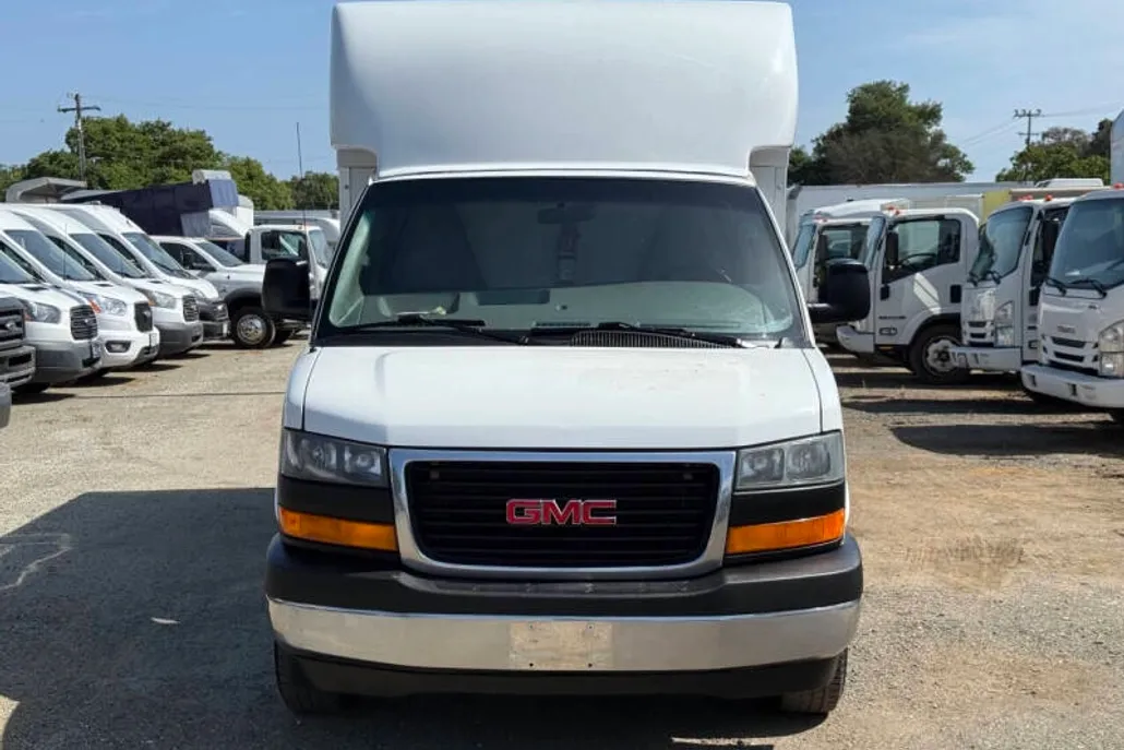 2017 Gmc Savana 3500 Cutaway photo 1