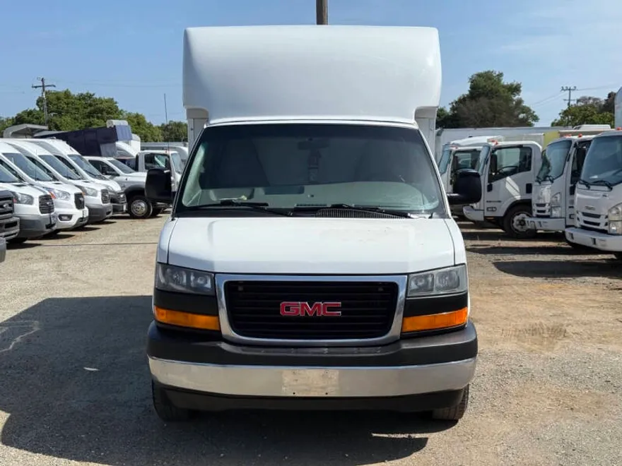 2017 Gmc Savana 3500 Cutaway photo 1