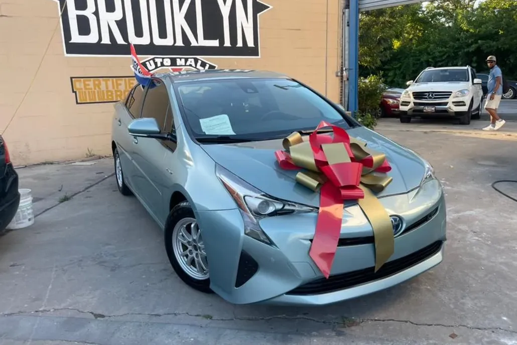 2017 Toyota Prius Three Touring photo 1