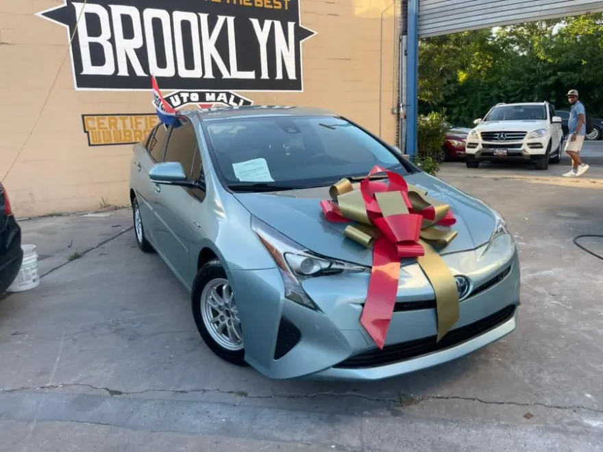 2017 Toyota Prius Three Touring photo 1