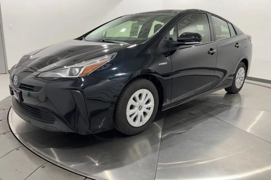 2019 Toyota Prius L photo 1